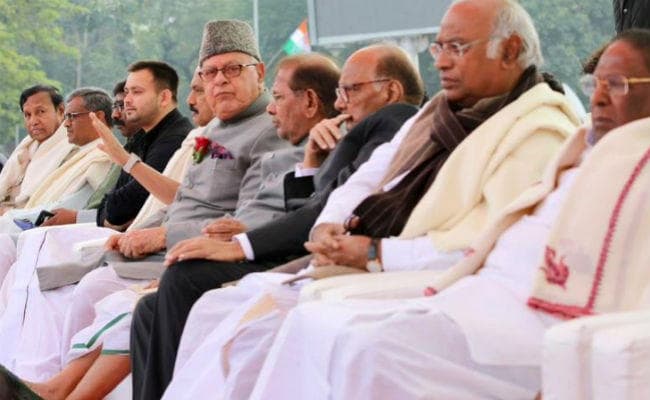 अशोक गहलोत के शपथ ग्रहण में शामिल हुए तेजस्वी और शरद यादव, विपक्षी दलों ने दिखायी एकजुटता