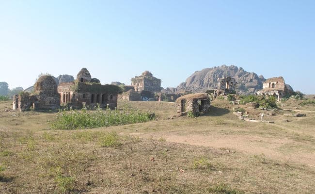 Gumla : घूमने-फिरने व इतिहास जानने के लिए नवरत्न गढ़ आयें