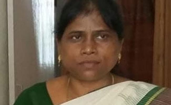 कोलेबिरा में ‘फल की टोकड़ी’ लेकर निकली हैं झारखंड पार्टी की मेनोन एक्का