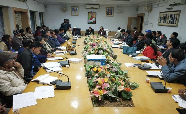 गुमला डीसी ने बैंकों को दी चेतावनी, कहा, सिर्फ स्वार्थ के लिए काम न करें