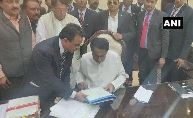 कमलनाथ ने शपथ लेने के कुछ ही घंटे बाद किसानों की कर्ज माफी के आदेश जारी किये