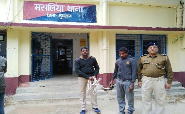 कलयुगी बेटे ने पिता को कुदाल से काटकर मार डाला, कारण जानेंगे तो रह जाएंगे दंग