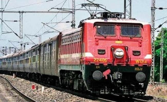 लूट के इरादे से अपराधियों ने सिग्नल लाल कर 4 ट्रेनों को रोका, यात्रियों में दहशत