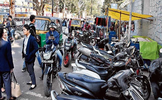 रांची :  लोगों की नासमझी से चौड़ी सड़कें भी संकरी हो जाती हैं, कॉलेज व अस्पतालों के सामने लगनेवाली गाड़ियां और दुकानें बन रहीं जाम की वजह