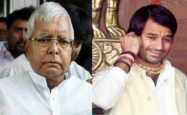 पिता लालू प्रसाद से रिम्स में मिले तेज प्रताप, कहा- तबीयत पहले से बेहतर