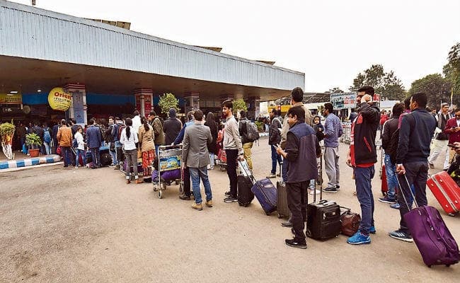 पटना एयरपोर्ट का प्रवेश द्वार बढ़ने के बावजूद नहीं कम हो रही कतार