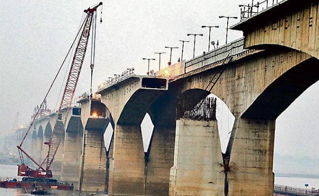 लॉकडाउन में 1100 की जगह काम कर रहे केवल 100 कर्मी, समय पर पूरा नहीं होगा पायेगा गांधी सेतु