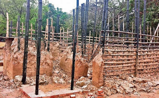 इटकी में बारिश से मॉडल घर ध्वस्त