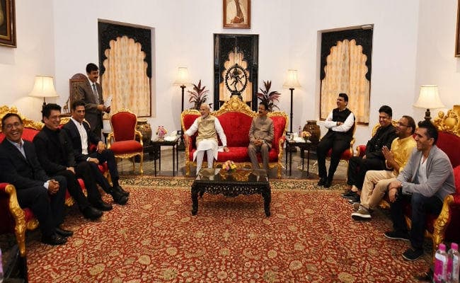 अक्षय कुमार और करन जौहर सहित बॉलीवुड के प्रतिनिधि मंडल ने की पीएम मोदी से मुलाकात