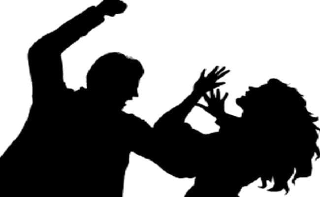 संपत्ति लिखवाने के लिए पत्नी को बाथरूम में किया बंद, हाथ-पैर बांध कर बेल्ट से पीटा