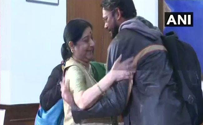 VIDEO : पाकिस्तान की जेल से रिहा होकर स्वदेश लौटने वाले भारतीय नागरिक हामिद ने सुषमा से की मुलाकात