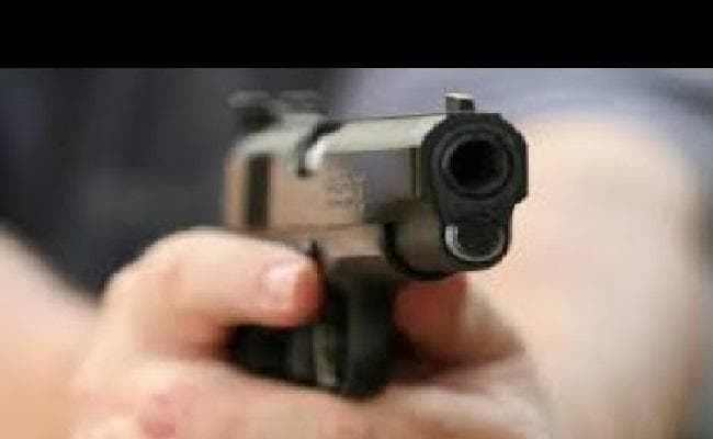 बंदूक दिखाने के दौरान दबा ट्रिगर, दोस्त को लगी गोली