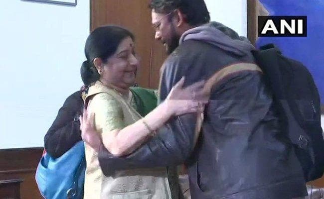 सुषमा स्वराज से सपरिवार मिले हामिद निहाल अंसारी, गले लगकर शुक्रिया अदा किया