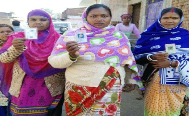 बड़कागांव : पंचायत उपचुनाव में 51 प्रतिशत मतदान, फैसला 22 को