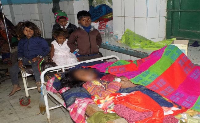 पहले पिता ने पांच बच्चों का साथ छोड़ा और अब मां...