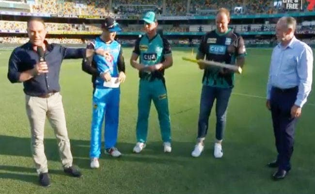 इस क्रिकेट मैच में टॉस के लिए सिक्‍के की जगह बल्‍ले को उछाला गया, देखें VIDEO