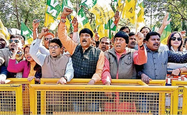 रांची : बंधु की गिरफ्तारी के खिलाफ हल्ला बोल, सड़क पर उतरा झाविमो, विरोध का स्वर दबा रही है सरकार