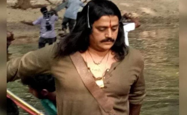 अमिताभ बच्चन और चिरंजीवी के साथ राजा की भूमिका में रवि किशन