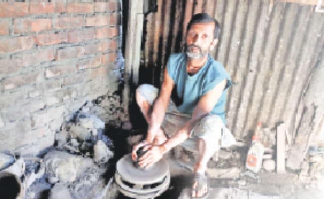 सिलीगुड़ी : गुम हो गयी मिट्टी की सोंधी सुगंध, मेहनत काफी, फिर भी कद्रदानों की भारी कमी