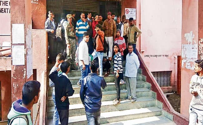 जमशेदपुर :  वर्कर्स कॉलेज में आई कार्ड जांचने गये गार्ड को पीटा, हंगामा