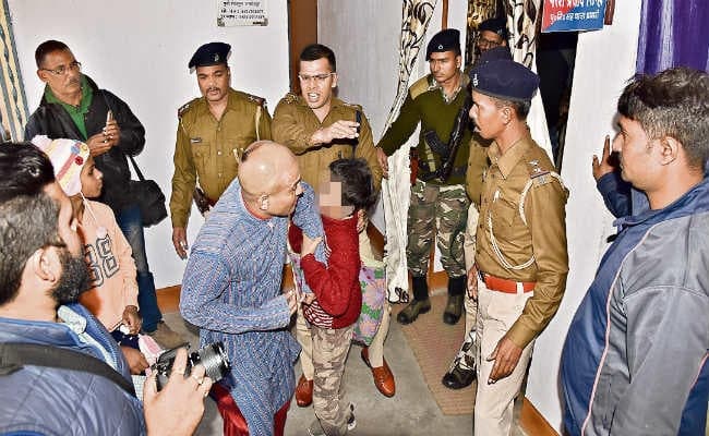 जमशेदपुर  :  सिटी एसपी ने भाई को कैंसर पीड़ित बच्चों के सामने मारा थप्पड़, कहा - बदतमीजी की थी