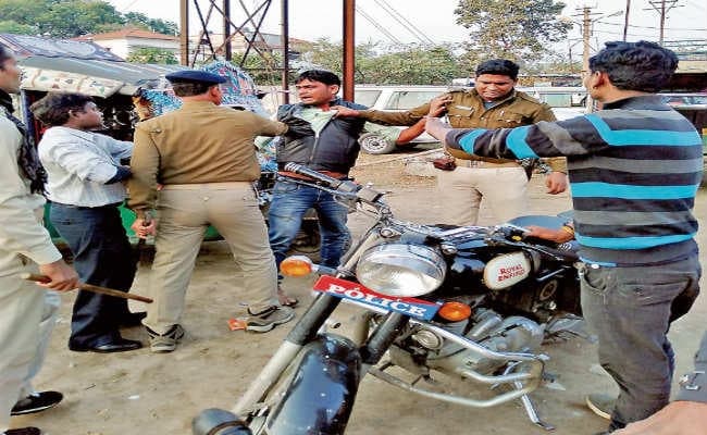 धनबाद : शव ले जाने को ले भिड़े एंबुलेंस चालक, हंगामा