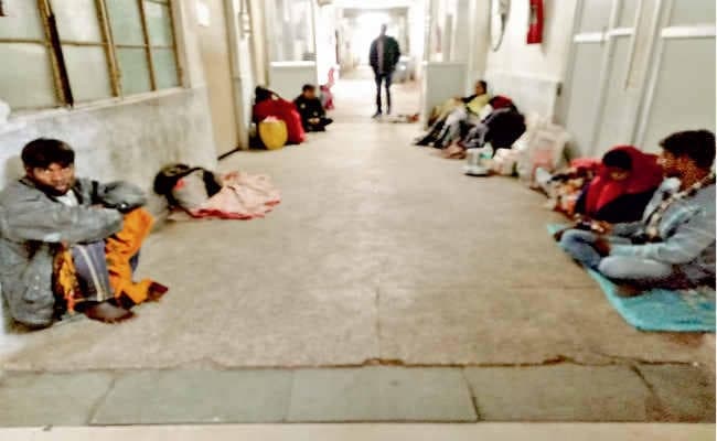 धनबाद  : इस ठंड में फर्श पर ही रात गुजारते हैं परिजन, वार्ड में दवाओं का टोटा डॉक्टरों की भारी कमी