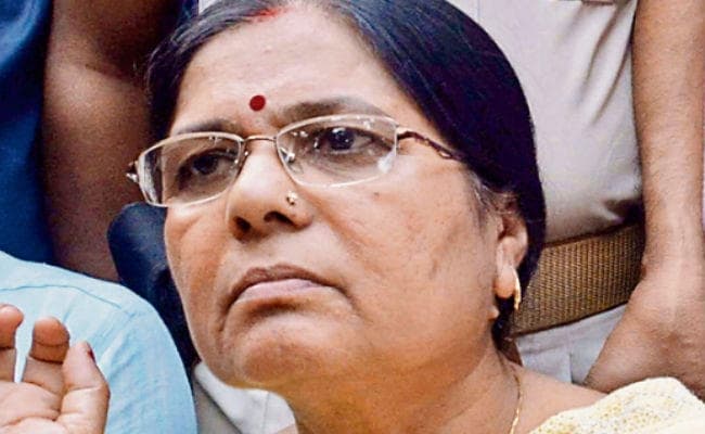 बेगूसराय : आर्म्स एक्ट में पूर्व मंत्री मंजू वर्मा व पति के विरुद्ध चार्जशीट दाखिल