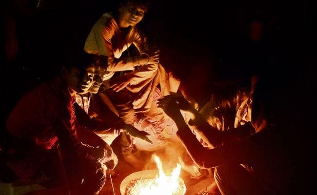 पछुआ हवा ने बढ़ायी सर्दी, और गिरेगा तापमान, शुक्रवार को सुबह से ही छा सकता है कोहरा, विलंब होने लगीं ट्रेनें