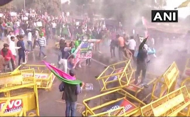 जाप के राज भवन मार्च के दौरान बवाल, पुलिस ने भांजी लाठी, छोड़े आंसू गैस और वाटर कैनन