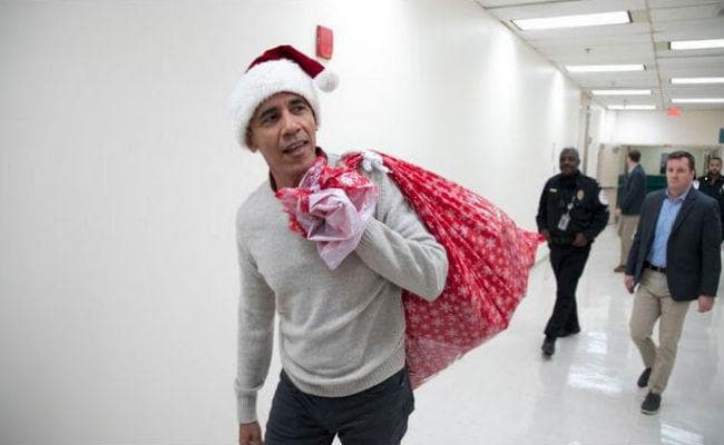 VIDEO: Santa Claus बनकर बच्चों के अस्पताल पहुंचे बराक ओबामा