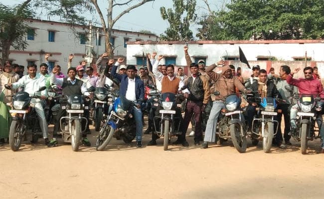 पारा शिक्षक संघ ने सरकार के खिलाफ काले झंडे के साथ मोटरसाइकिल रैली निकाली