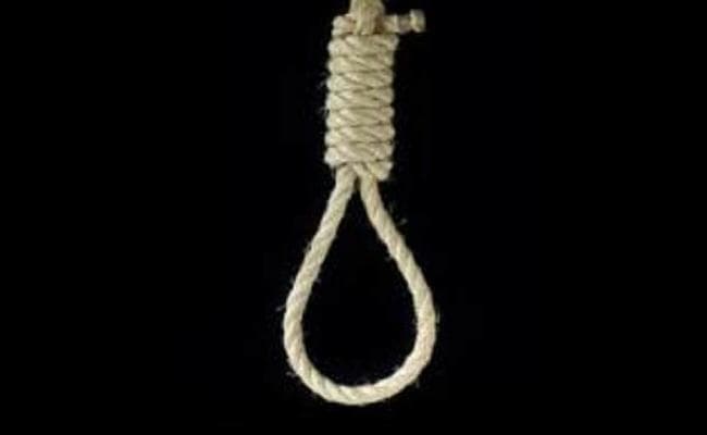 OMG! गरीबी से तंग आकर फांसी पर झूली गर्भवती महिला ने दिया बच्चे को जन्म