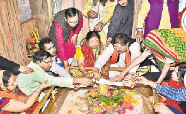 रांची :  121 किलो दूध से किया गया पहाड़ी बाबा का रुद्राभिषेक महाआरती के बाद हुआ भव्य शृंगार, छप्पन भोग भी लगा