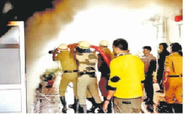 सिलीगुड़ी : चाय गोदाम में लगी भीषण आग, लाखों रुपये का हुआ नुकसान