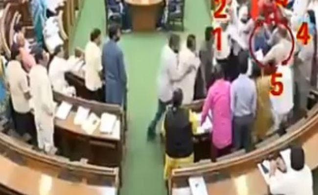 ठंड में ''आप'' की राजनीति गरम: कपिल मिश्रा की पिटाई, अलका लांबा से केजरीवाल ने मांगा इस्तीफा