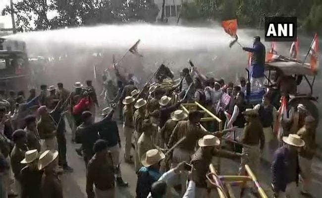 मुख्यमंत्री आवास का घेराव करने पहुंचे यूथ कांग्रेस के कार्यकर्ता, पानी की बौछार कर प्रदर्शनकारियों पर पुलिस ने पाया काबू