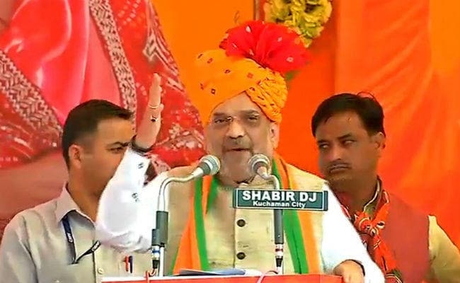 भाजपा अध्यक्ष अमित शाह ने 52 दलित और आदिवासी को गुलाम बनाये जाने पर आश्चर्य जताया
