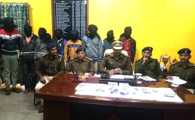 झारखंड : SBI ग्राहक सेवा केंद्र लूटकांड में हथियारों के साथ आठ अपराधी गिरफ्तार