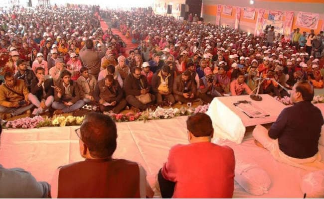 गोड्डा में CM रघुवर का जन चौपाल, बोले- गांव तथा किसानों को समृद्ध बनाकर ही राज्‍य बनेगा समृद्ध