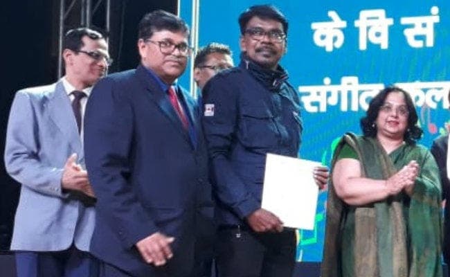 नवोदय विद्यालय लोहरदगा के आर्ट टीचर सी आर हेम्‍ब्रम दिल्‍ली में हुए पुरस्‍कृत