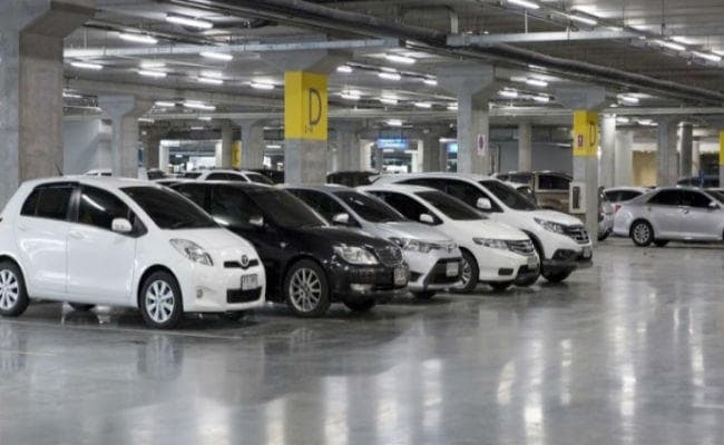 नये साल में कार खरीदना पड़ेगा महंगा, दिल्‍ली में 18 गुना अधिक देना होगा पार्किंग शुल्‍क