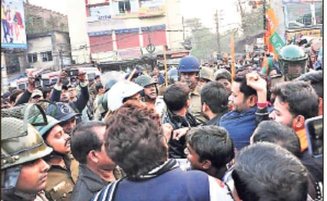 आसनसोल :  भाजपा कर्मियों की गिरफ्तारी से रोष, हॉट्टन रोड चौक जाम, पुलिस कर्मियों से धक्का-मुक्की