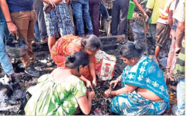 कोलकाता :   दत्ताबाद में लगी भयावह आग 22 झोपड़ियां जलकर खाक