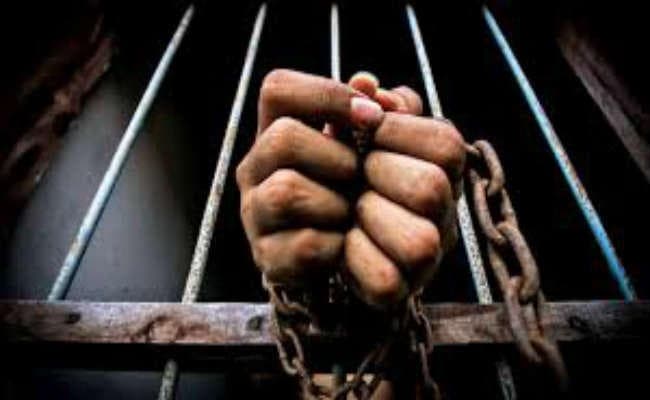 कोलकाता :  एटीएम में कारगुजारी कर निकाल लेता था रुपये, हुआ गिरफ्तार, कई बैंकों के एटीएम कार्ड जब्त