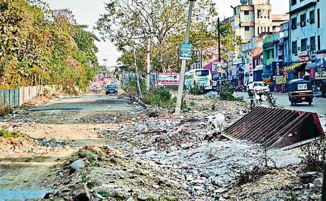 जमशेदपुर : 40 लाख की सड़क पर हो रही पार्किंग, मेन रोड जाम