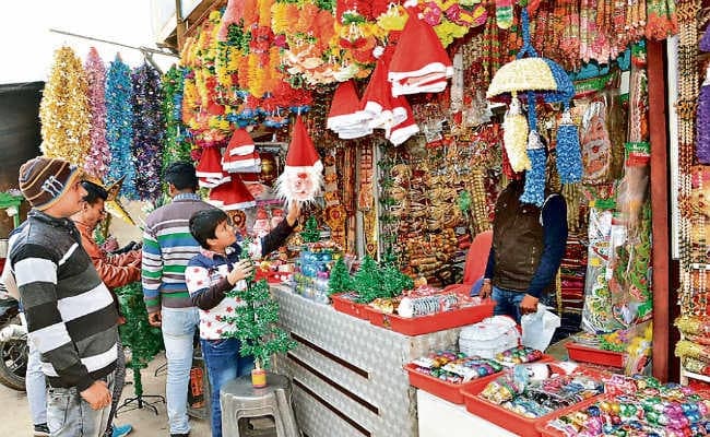क्रिसमस की  खरीदारी के लिए बाजार में बढ़ी चहल-पहल, खूब बिके सांता ड्रेस, चरनी व क्रिसमस ट्री