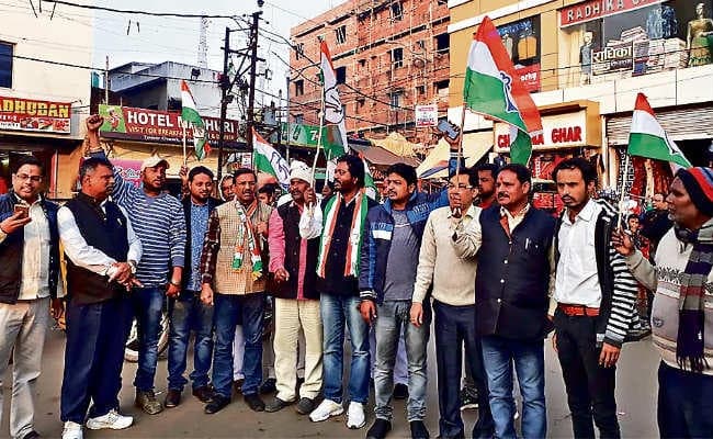 कोलेबिरा में जीत पर कांग्रेसियों ने मनाया जश्न