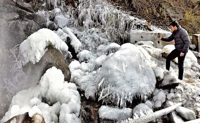 दिल्ली में 12 साल का रिकॉर्ड टूटा, पारा 3.7 डिग्री पर, पहलगाम में जम गयी झील लेह का तापमान पहुंचा -15.8 डिग्री पर