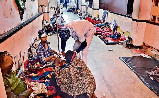 रांची : एक तरफ खाली हैं बेड, दूसरी तरफ फर्श पर ठिठुर रहे मरीज